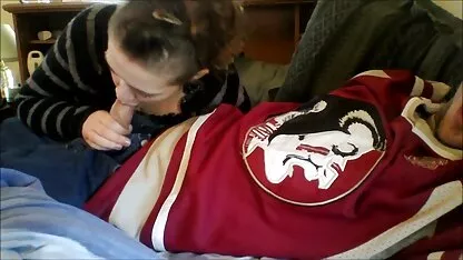 Tweelingen man neukt meisje vonden zichzelf de blondine voor seksueel vermaak.