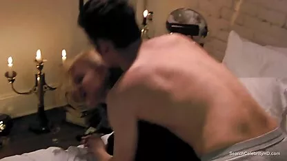 Secretaresse in kousen en een korte rok nam seks op het werk jongen meisje neuken