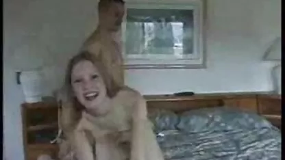 Volwassen MILF neemt mooi meisje neuken zichzelf mee naar сквирта